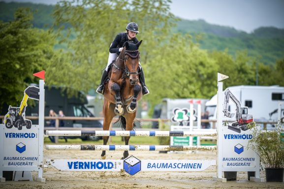 Royal Horse Broker Vermittlung von Pferden als Partner oder Investment, deren Ausbildung und Beritt sowie Züchter Management und Beratung Exzellente Nachwuchsreiterin mit einem Jungpferd mit einer sehr guten Manier und Sprung über ein Hindernis in einer Springpferdeprüfung.