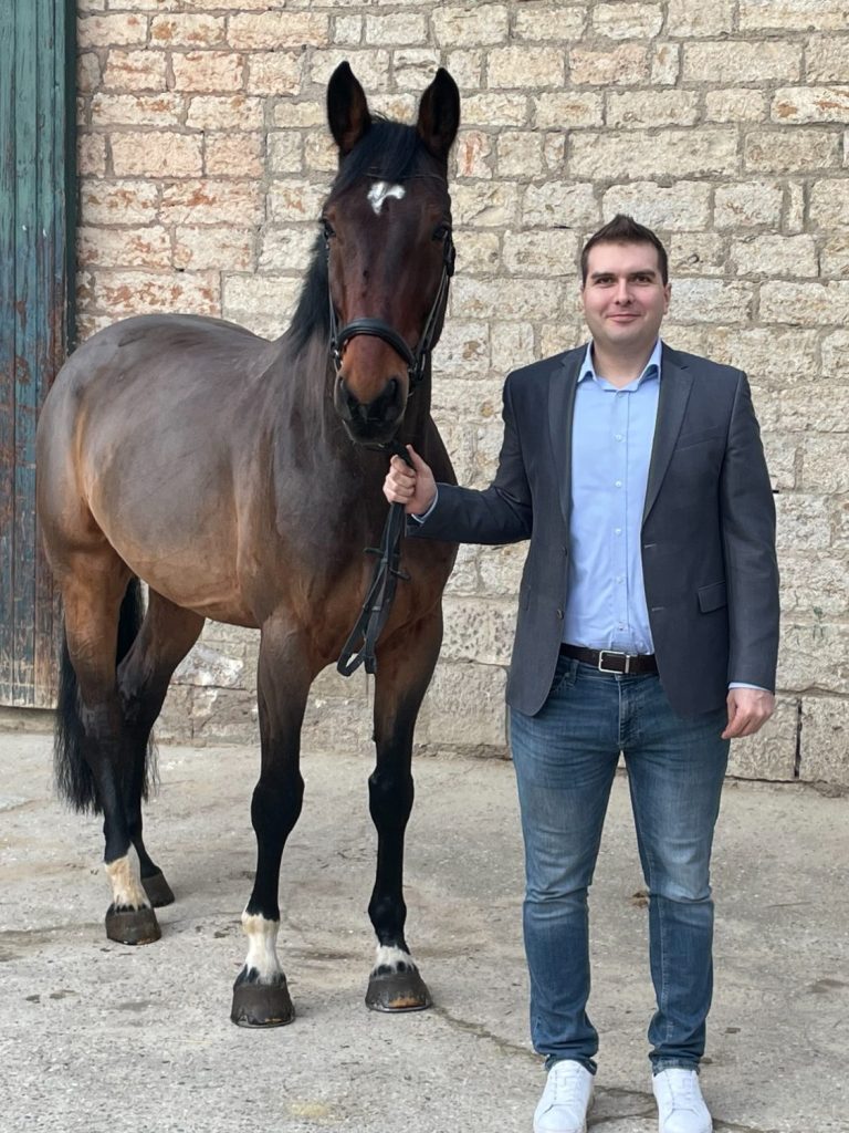 Portrait | Expertise in zweiter Generation - Vermittlung exklusiver Sportpferde | Royal Horse Broker Vermittlung von Sportpferden als Partner oder Investment, deren Ausbildung und Beritt sowie Züchter Management und Beratung Der Inhaber und Geschäftsführer von Royal Horse Broker mit einem erstklassigen Sportpferd von Kannan - Fachwissen und Tradition im Reitsport
